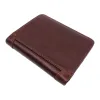 والمحفظات المتعددة الأغراض ذات الحجم الكبير من الجلد البني هي من النوع الخفيف والدائم Item Picture